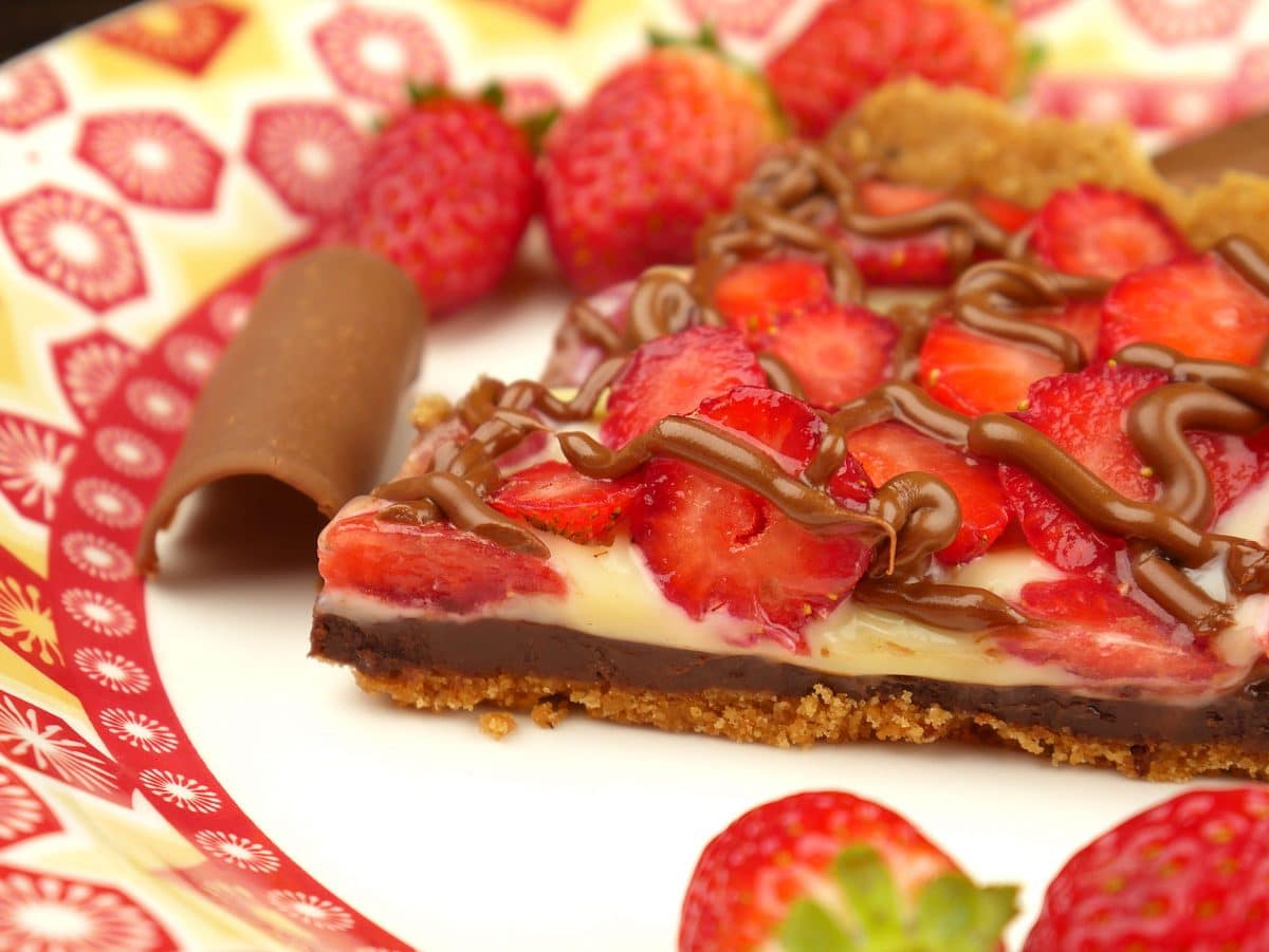 Foto da receita Como Fazer Torta Trufada com Morangos