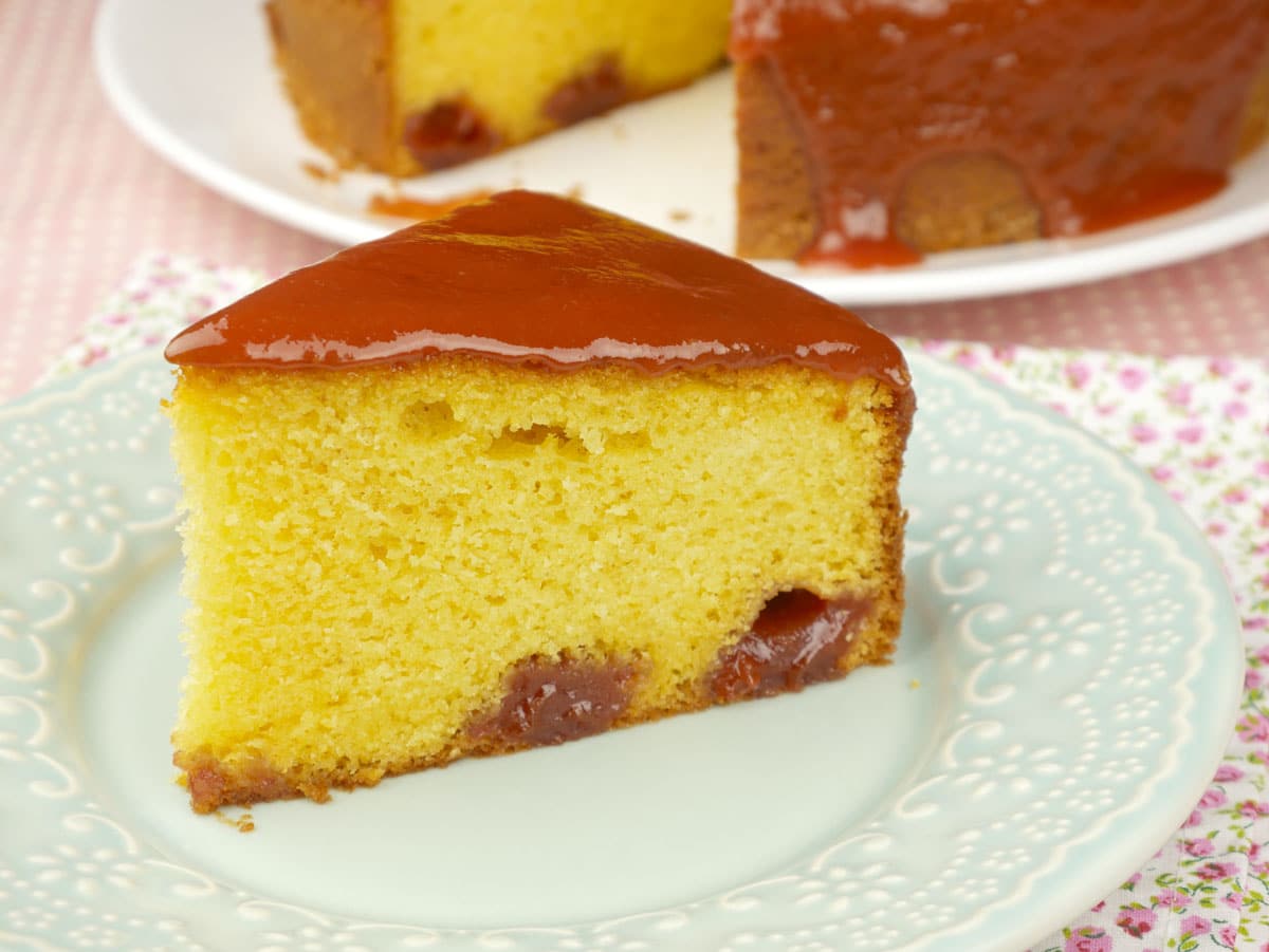 Foto da receita Como fazer Bolo de Fubá com Goiabada