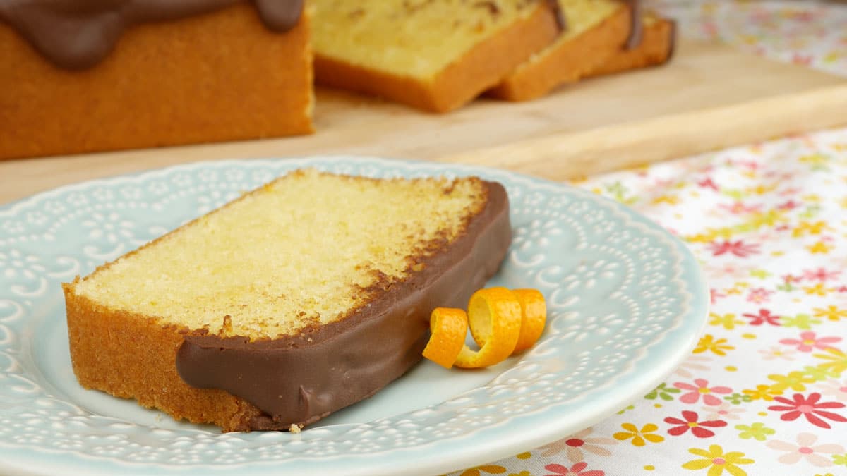 Foto da receita Como fazer Bolo de Laranja de Liquidificador com Cobertura de Chocolate
