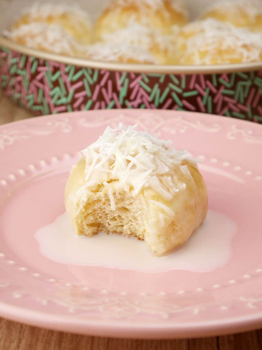 Foto da receita Como fazer Pãozinho de Leite Condensado com Coco