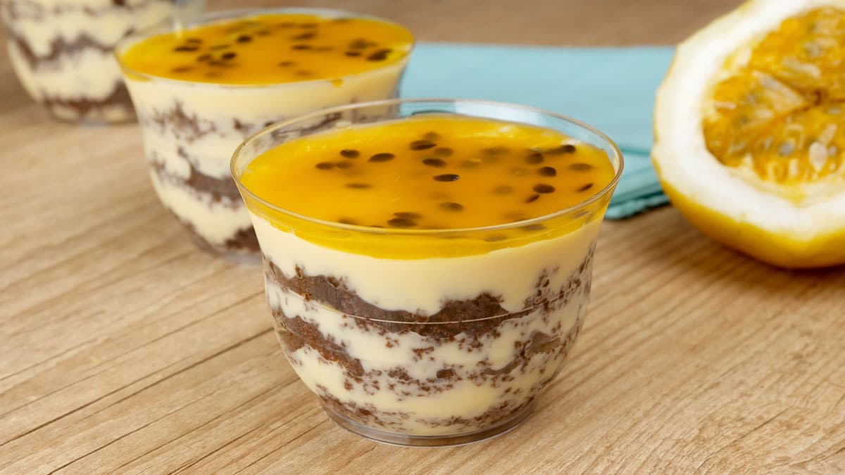 Foto da receita Como fazer Bolo no Pote de Maracujá e Prestígio