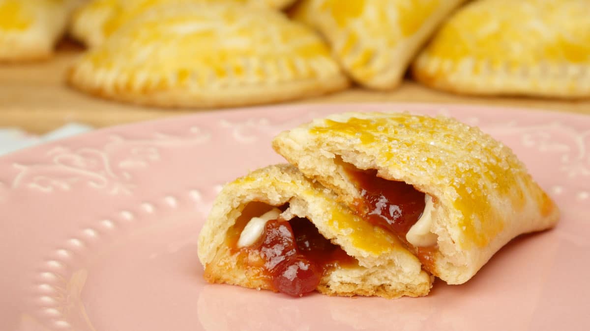 Foto da receita Como fazer Pastel de Forno Doce - Massa de 4 ingredientes Doce de Leite e Romeu e Julieta