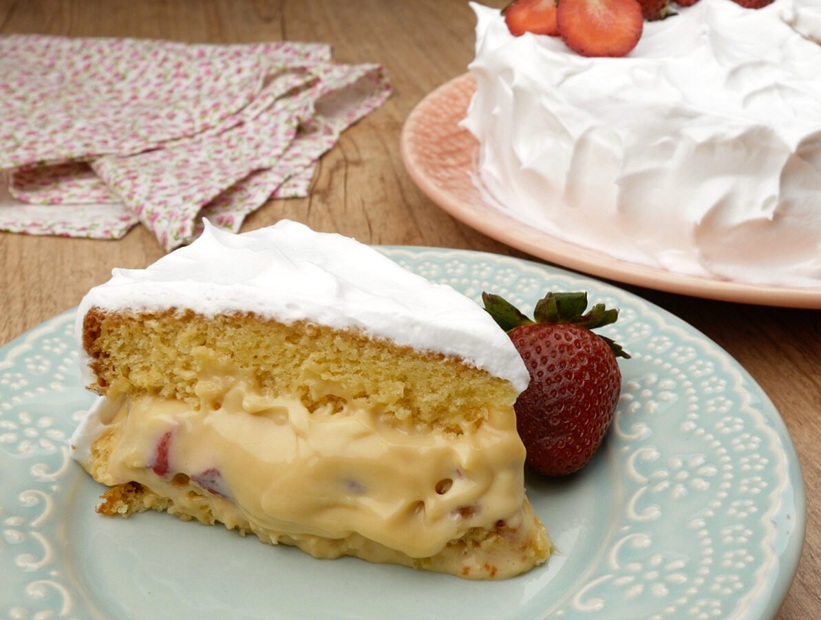 Foto da receita Como Fazer Bolo de Morango com Chantilly