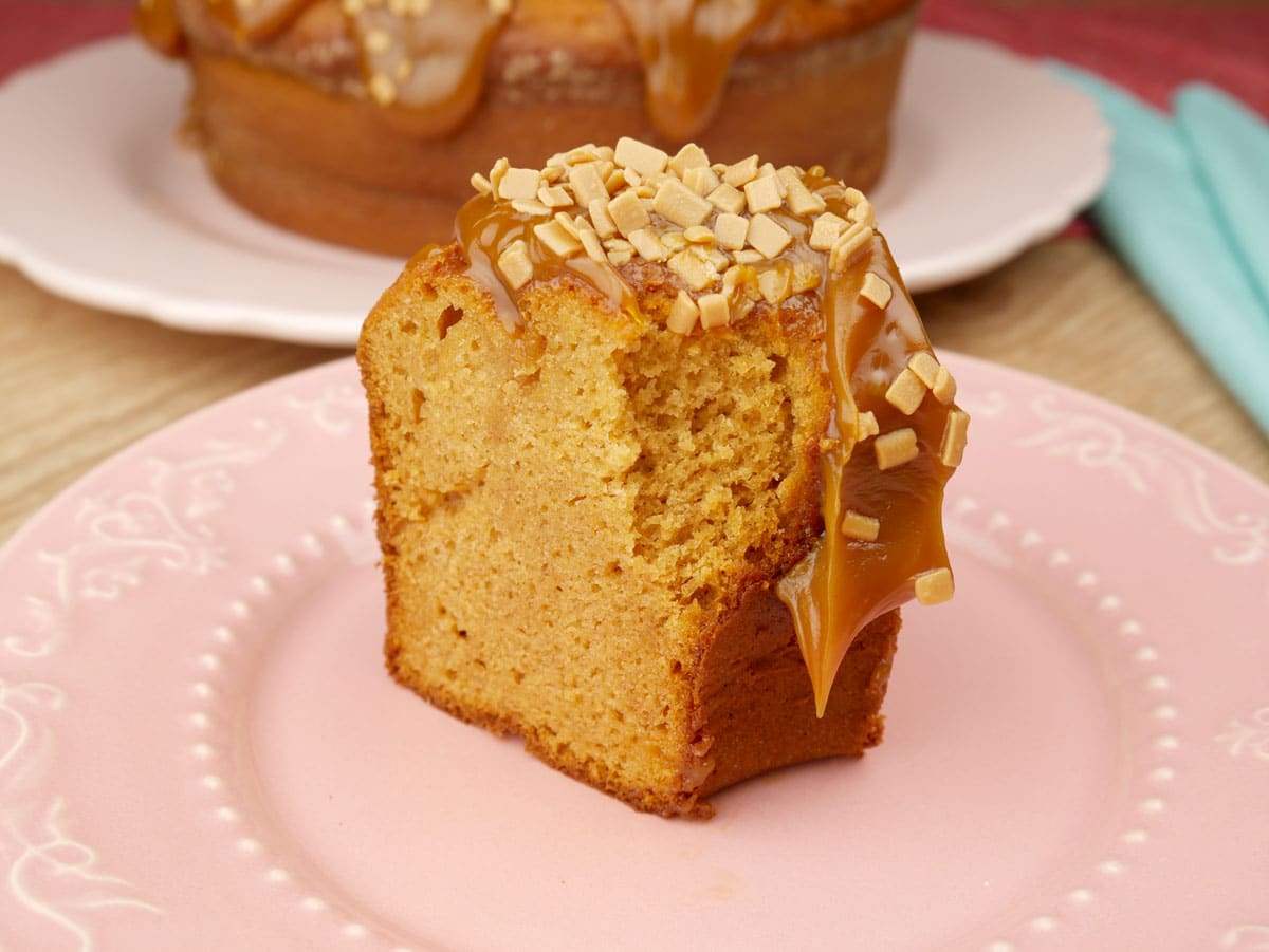 Foto da receita Como fazer Bolo de Doce de Leite com Banana de Liquidificador