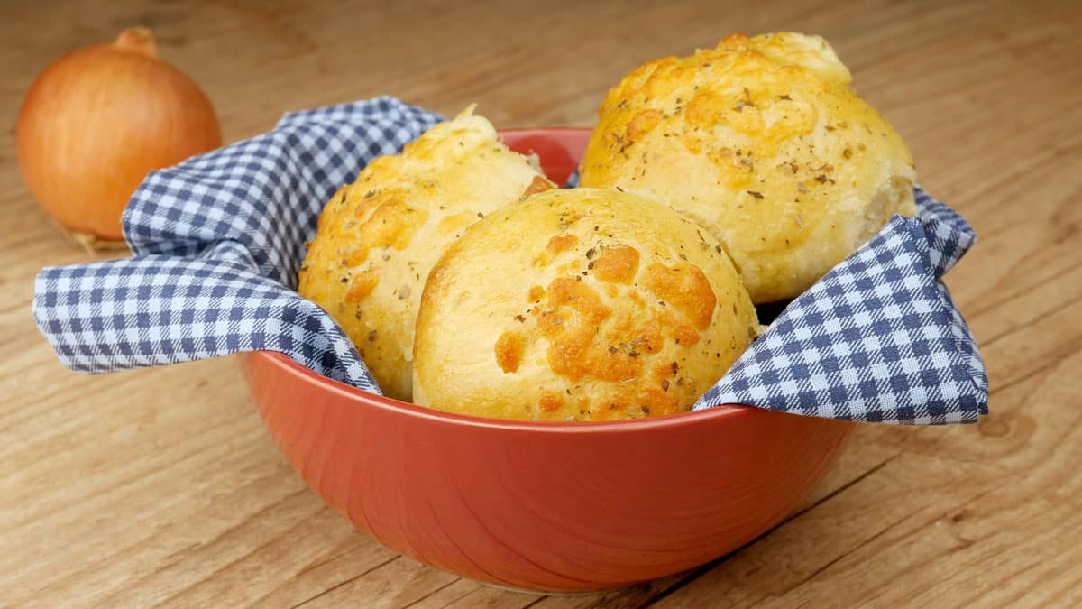 Foto da receita Como fazer Pãozinho de Cebola Recheado com Queijo e Super Fofinho