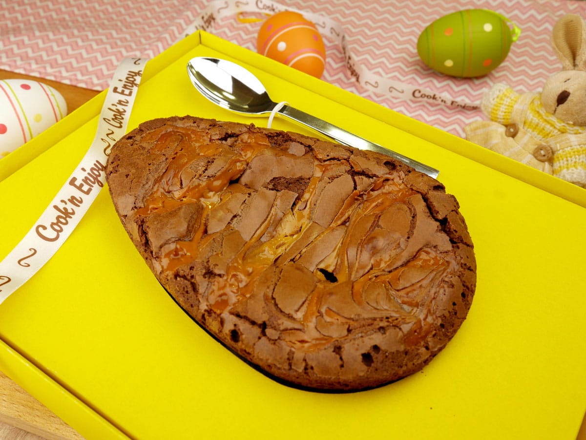 Foto da receita Como fazer Ovo Brownie recheado e ovo casca de brownie - Receita 2 em 1 de Páscoa