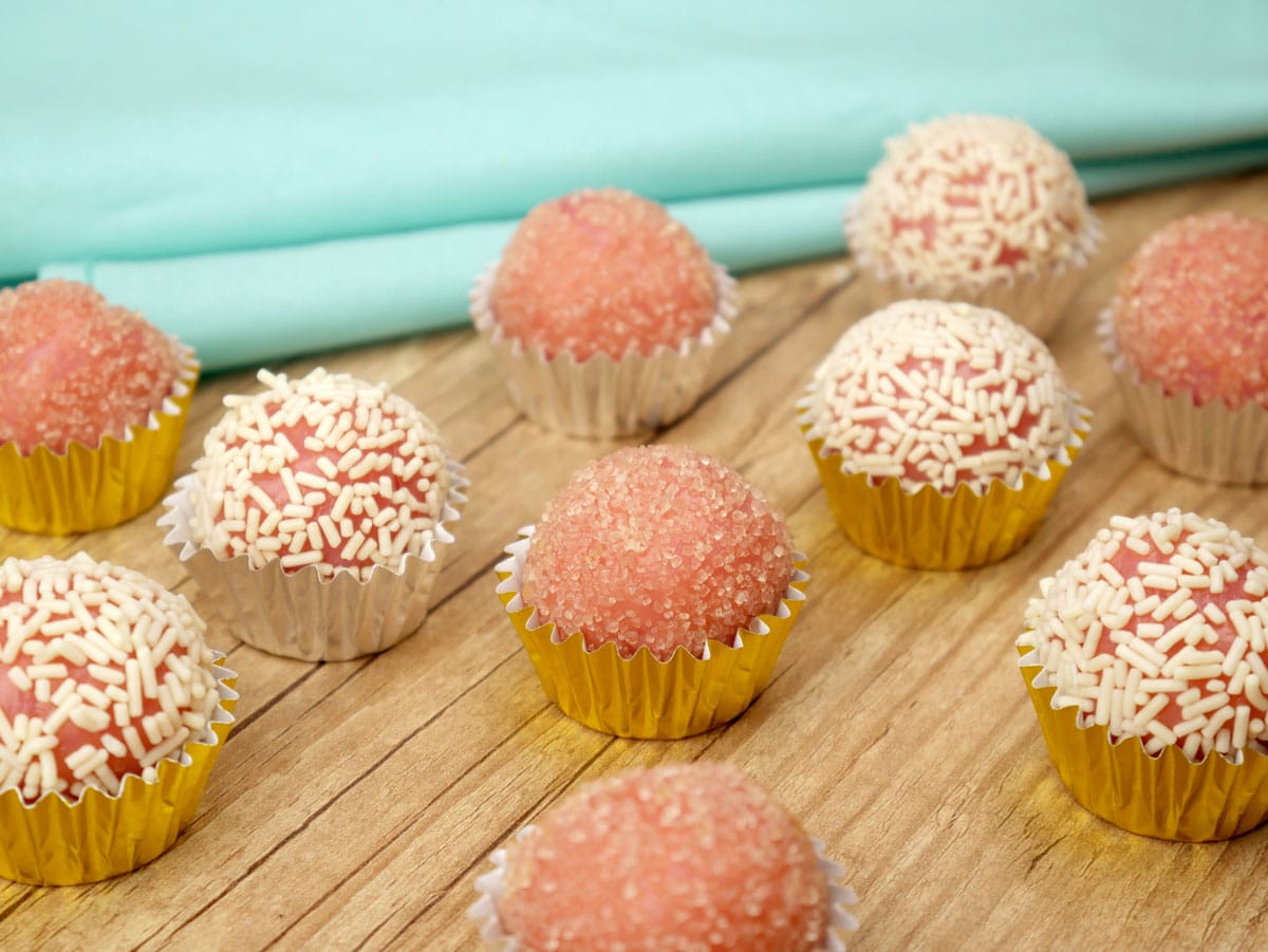 Foto da receita Como Fazer Brigadeiro, Beijinho e Bicho de Pé Gourmet