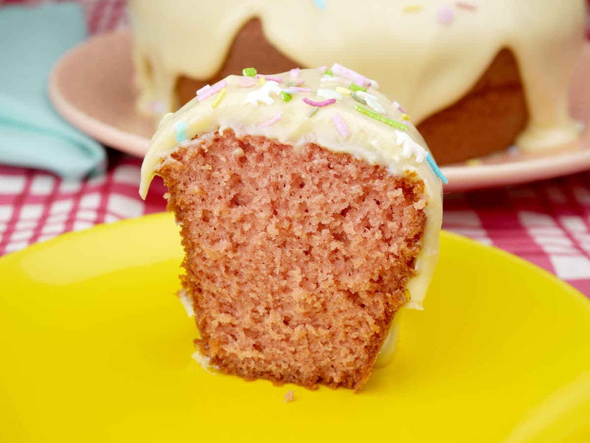 Foto da receita Como fazer Bolo de Morango com Cobertura de Leite Ninho