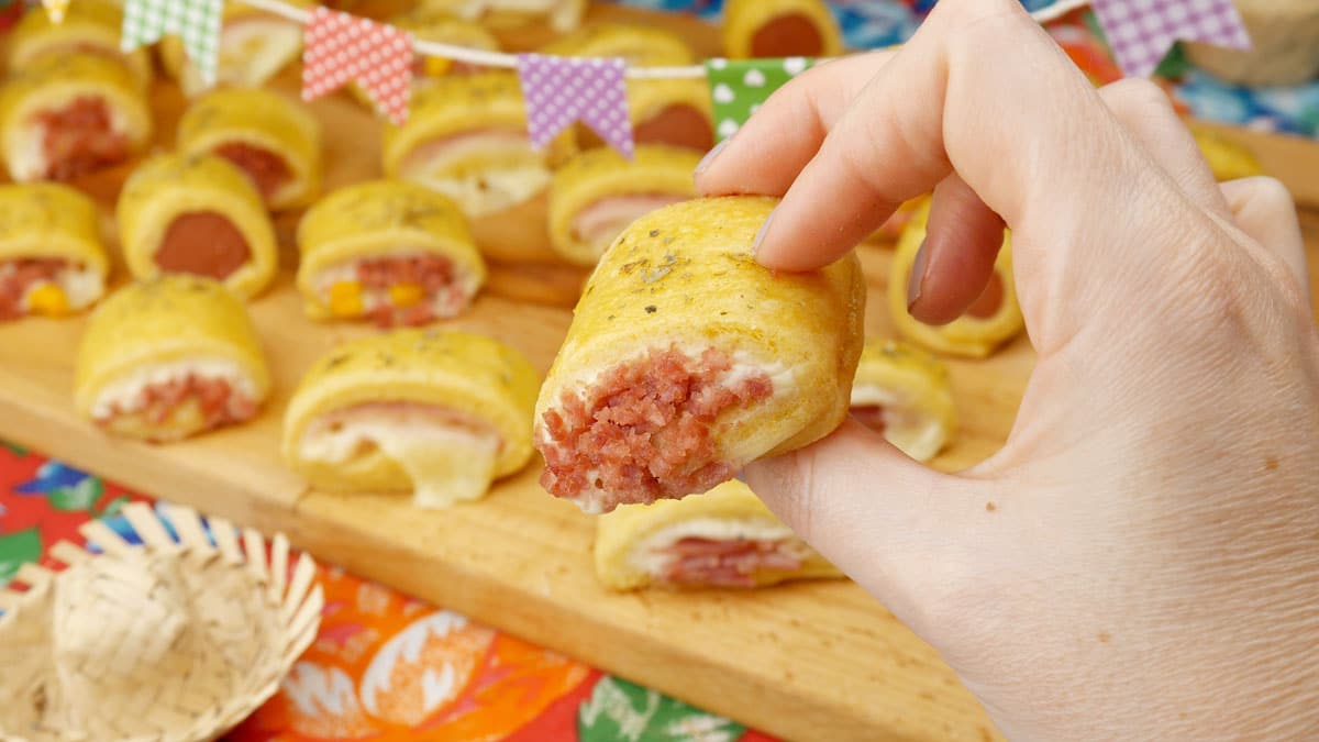 Foto da receita Como fazer Mini Enroladinhos para a Festa Junina
