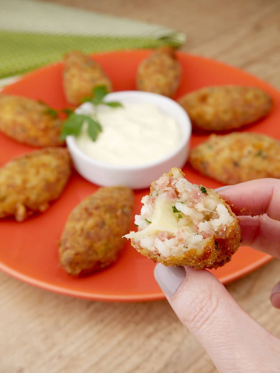 Foto da receita Como fazer Bolinho de Arroz com Calabresa e Queijo