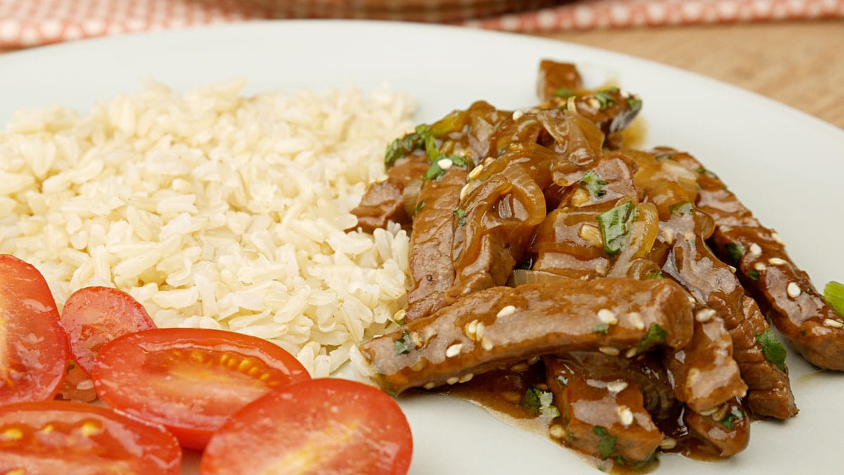 Foto da receita Como fazer Tirinhas de Carne com cebola e molho especial