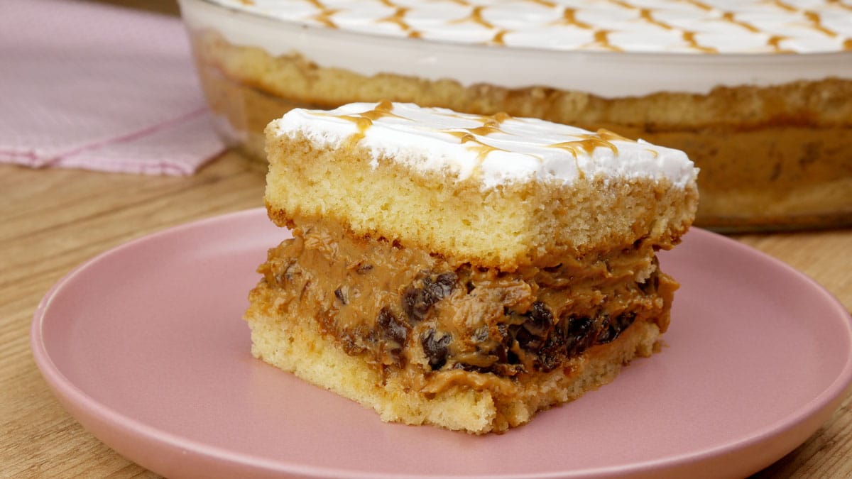 Foto da receita Como fazer Bolo de Doce de Leite com Ameixa na Travessa