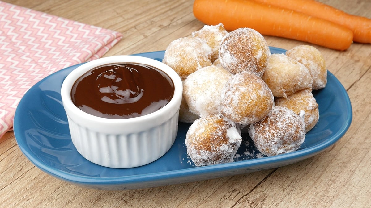 Foto da receita Como Fazer Bolinho de Chuva de Cenoura
