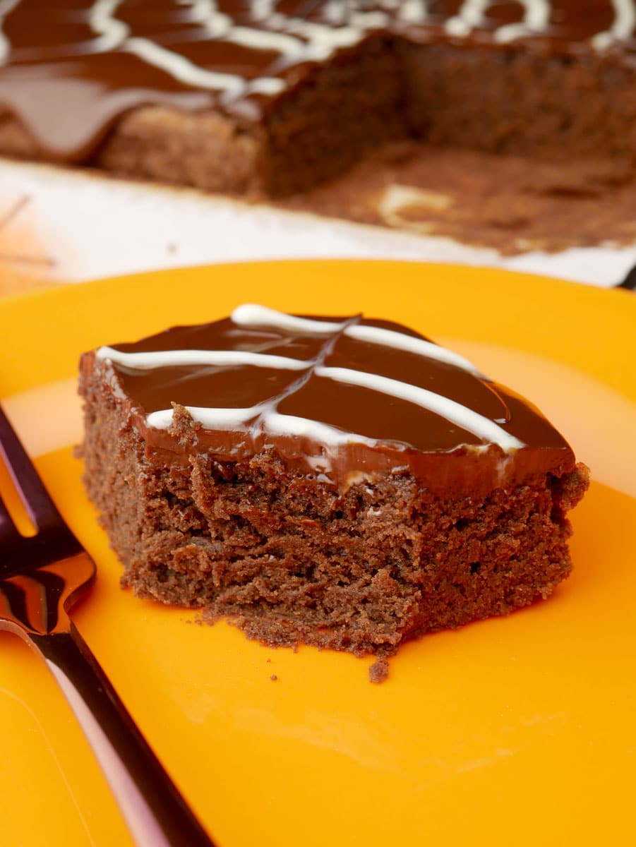 Foto da receita Como fazer Brownie com muito Chocolate decorado para o Halloween