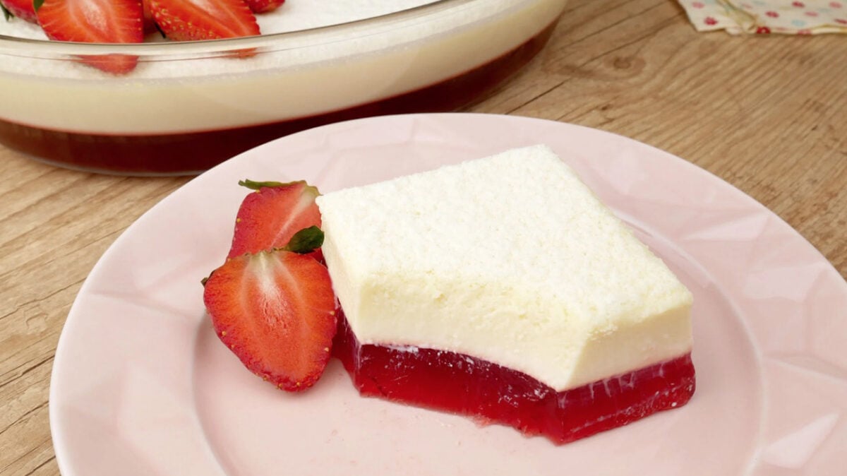 Foto da receita Como fazer Mousse de Leite Ninho com Gelatina de Morango