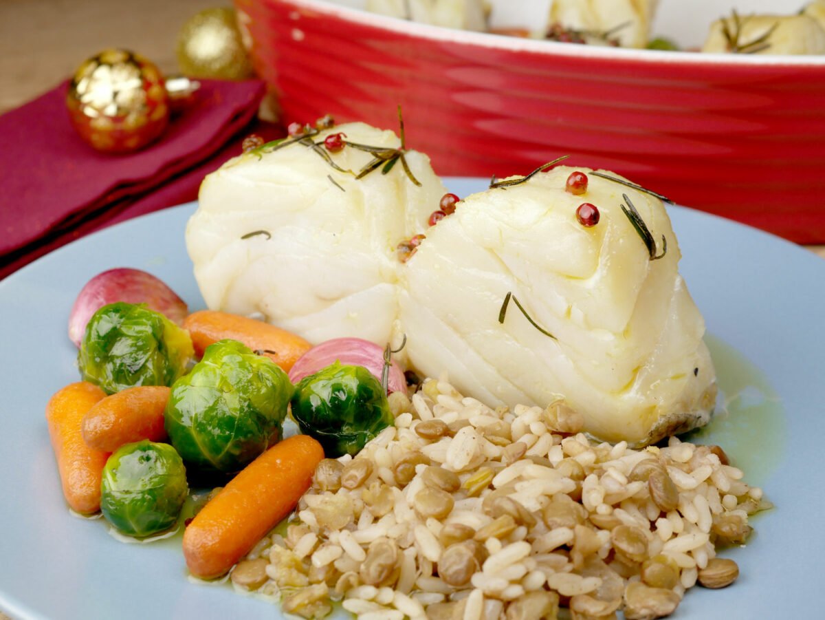Foto da receita Como fazer Bacalhau ao forno acompanhado de arroz com lentilhas e refogado de couve de bruxelas e cenoura baby