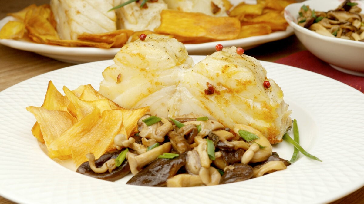 Foto da receita Como fazer Bacalhau Grelhado na Manteiga de Garrafa com Chips de Mandioca e Cogumelos