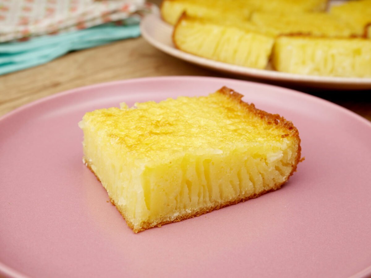 Foto da receita Como fazer Bolo de Mandioca com Coco de Liquidificador sem Glúten
