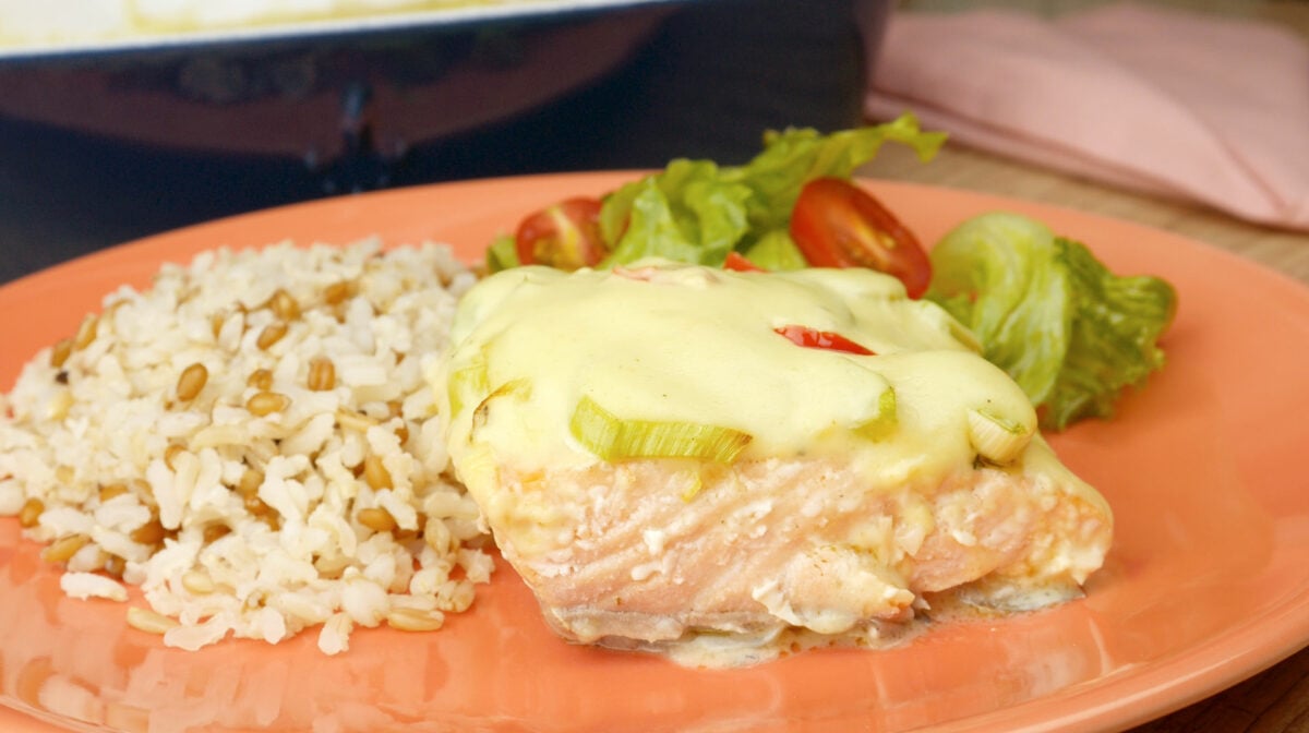 Foto da receita Como fazer Salmão ao Forno com Alho-Poró e Molho