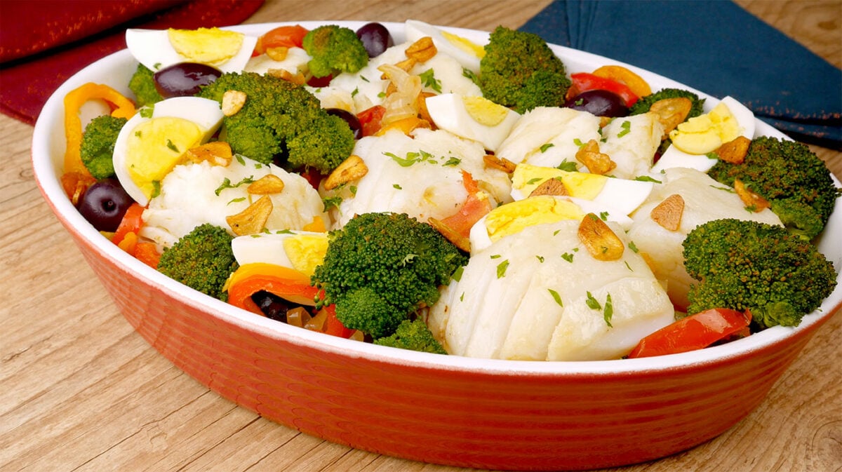 Foto da receita Como fazer Bacalhoada colorida