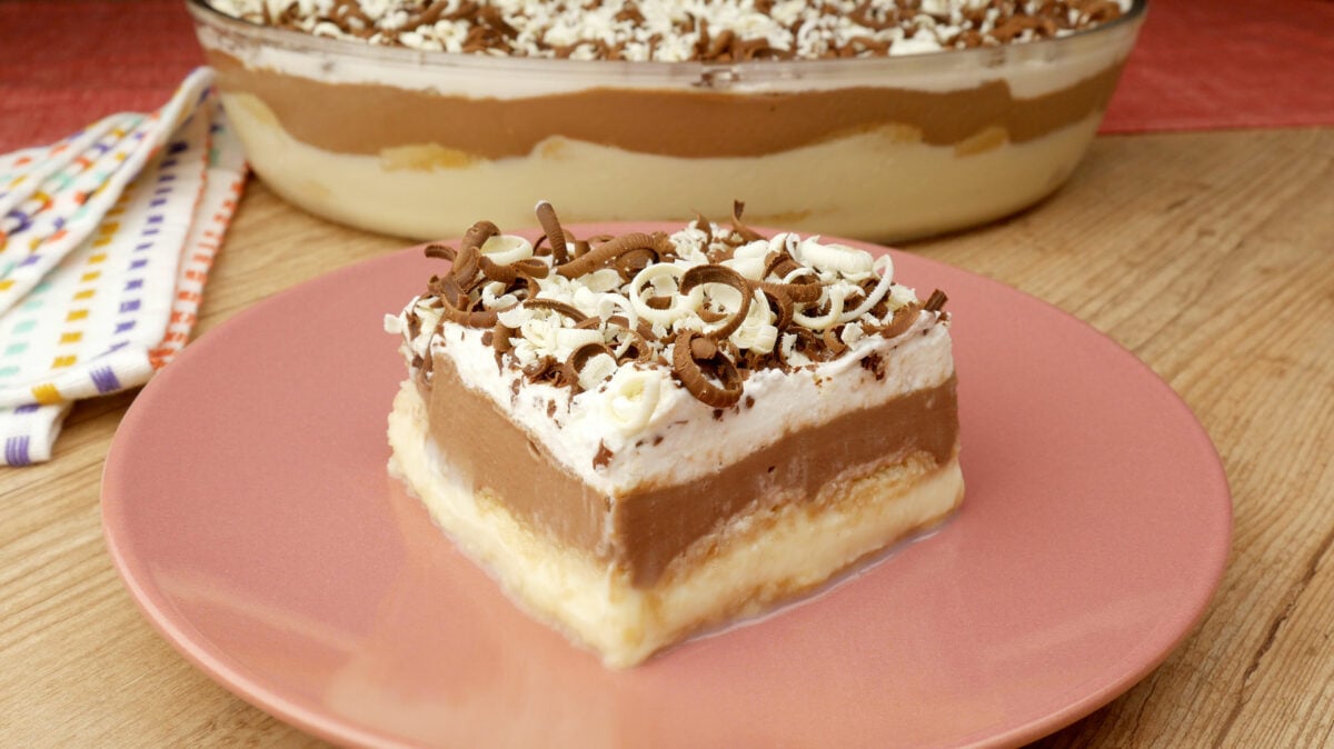 Foto da receita Como fazer Pavê Cremoso de Chocolate Branco e Meio Amargo