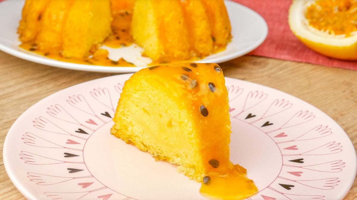 Foto da receita Como fazer Bolo de Fubá com Suco de Maracujá sem Glúten e sem Lactose