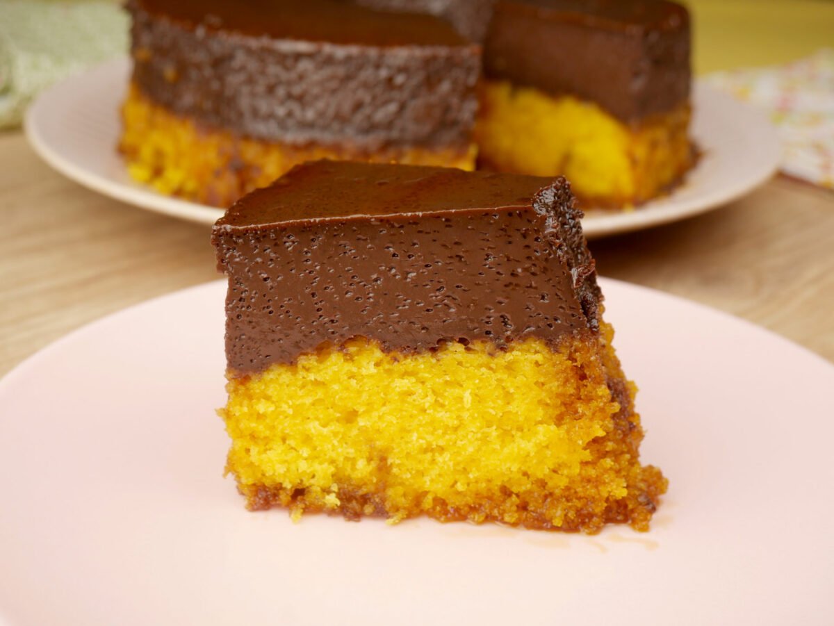 Foto da receita Como fazer Bolo Pudim de Cenoura com Chocolate