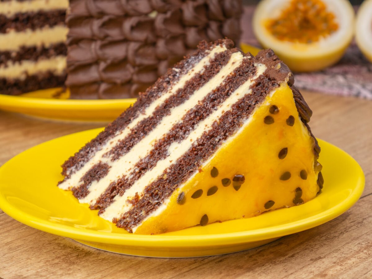 Foto da receita Como fazer Bolo de Chocolate com Mousse de Maracujá
