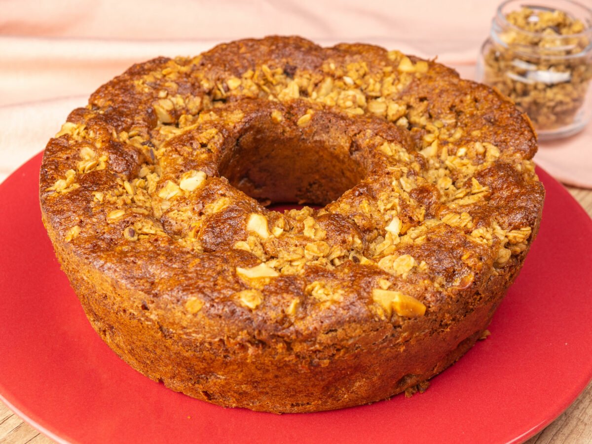Foto da receita Como fazer Bolo de Granola com Maçã