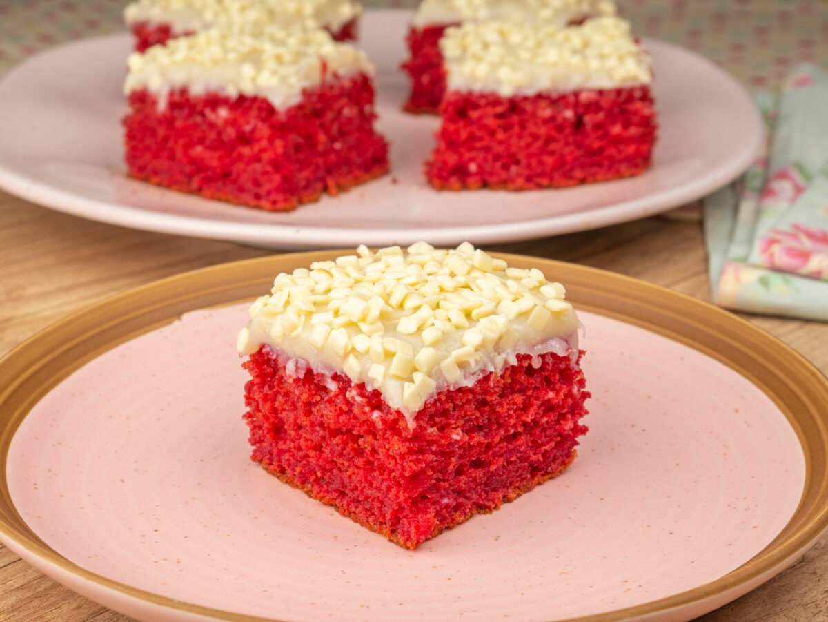 Foto da receita Como fazer Bolo Vermelho com cobertura de Leite Ninho