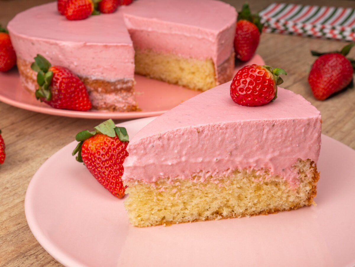 Foto da receita Como fazer Bolo Mousse de Morango super fácil