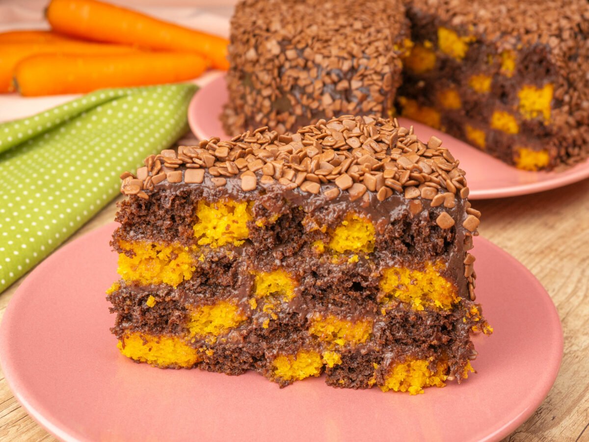 Foto da receita Como fazer Bolo Xadrez de Cenoura com Chocolate