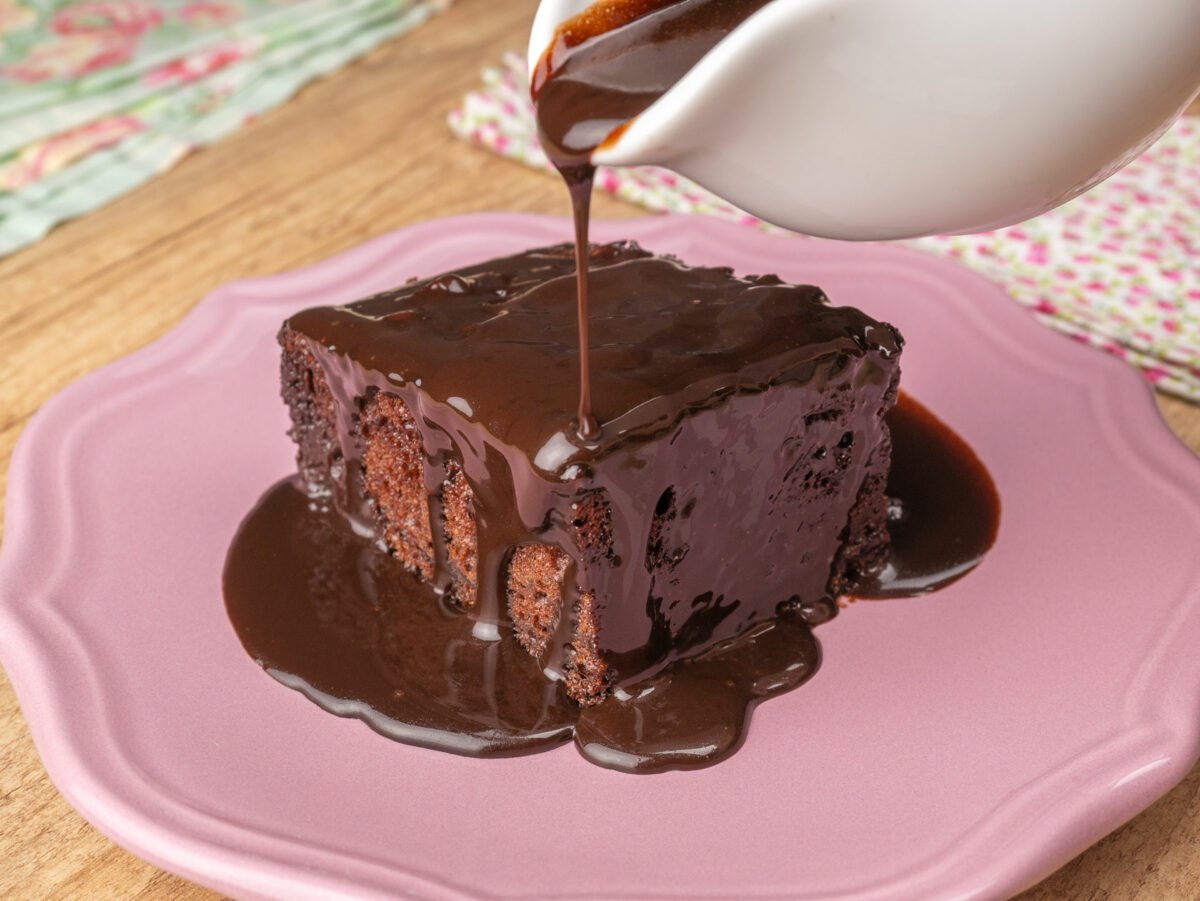 Foto da receita Como fazer Bolo de Chocolate com Calda Quente