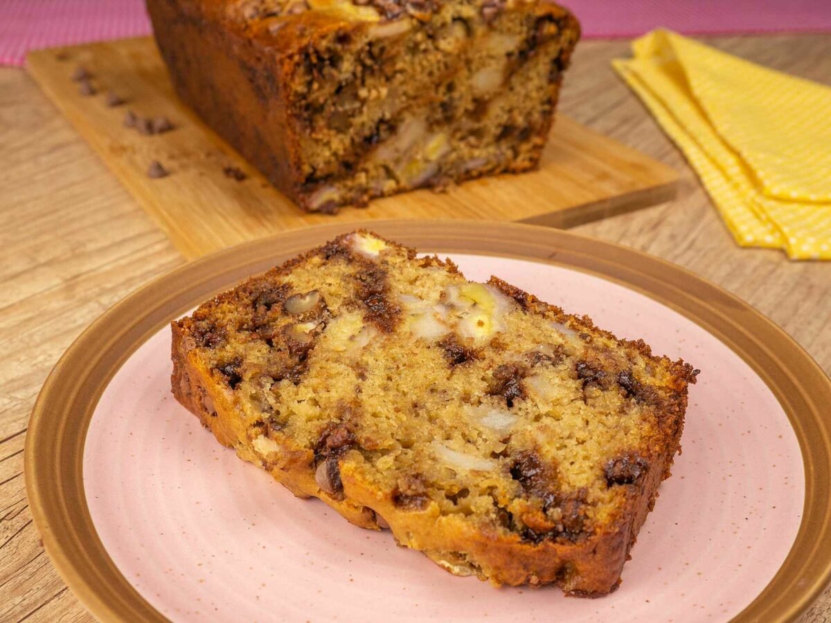 Foto da receita Como fazer Bolo de Banana com Chocolate e Nozes