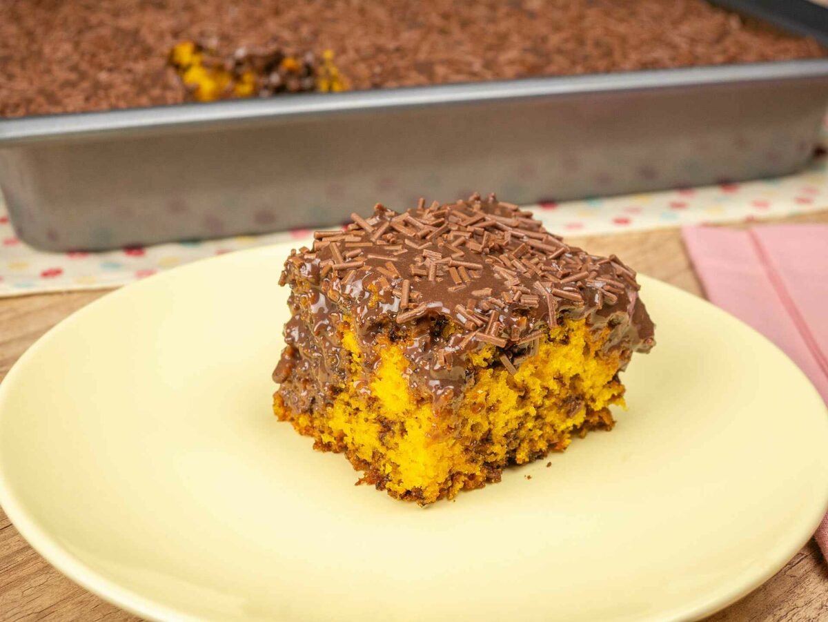 Foto da receita Como fazer Bolo de Cenoura Formigueiro com Brigadeiro