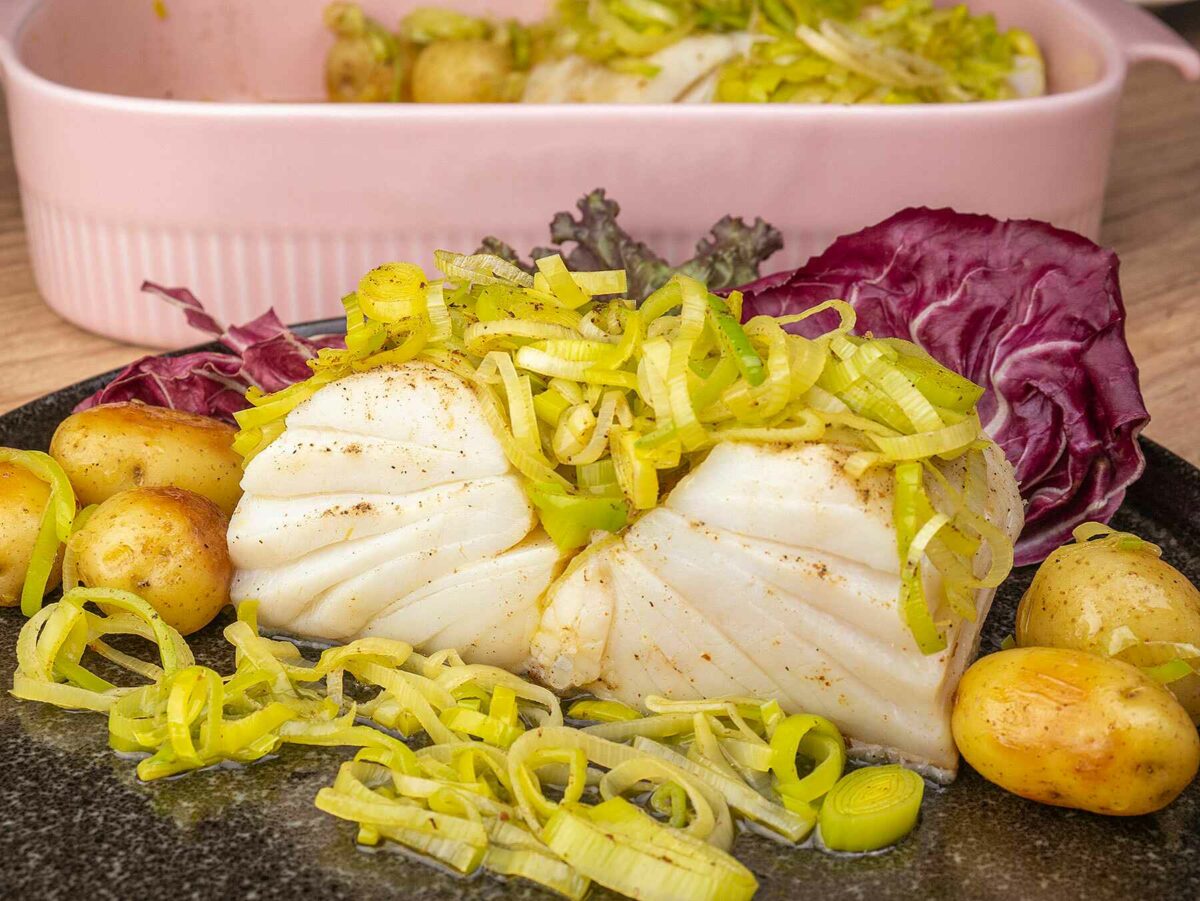 Como fazer Bacalhau com Alho Poró, Manteiga e Batata Bolinha