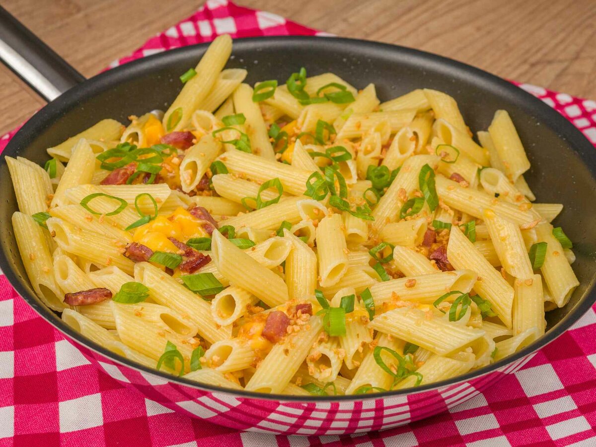Foto da receita Como fazer Macarrão Alho e Óleo com Queijo e Bacon