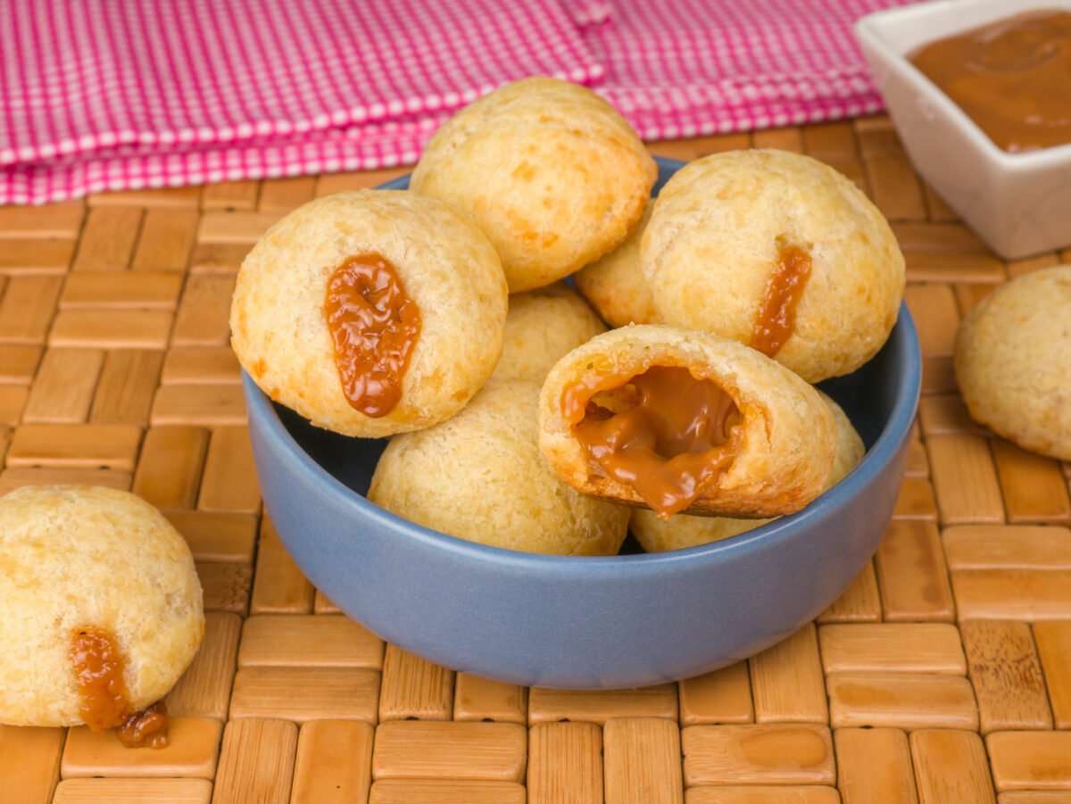 Como fazer Pão de Queijo Recheado com Doce de Leite