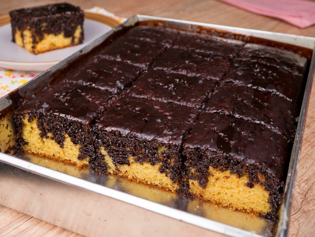 Como fazer Bolo de Fubá com Calda de Chocolate