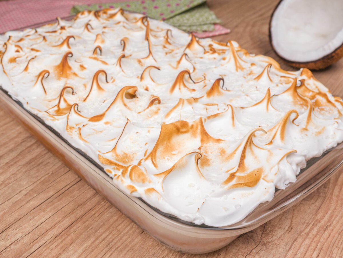Como fazer Bolo Gelado de Coco com Merengue na Travessa