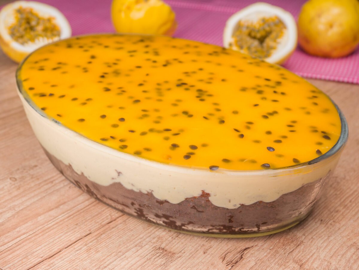 Como fazer Bolo de Chocolate com Mousse de Maracujá na Travessa