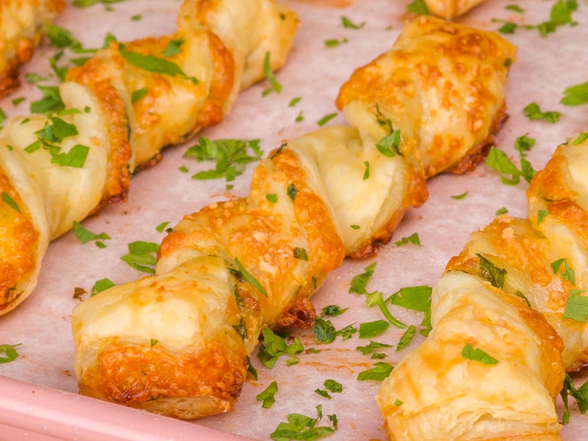 Como fazer Palitinhos de Queijo Torcidos