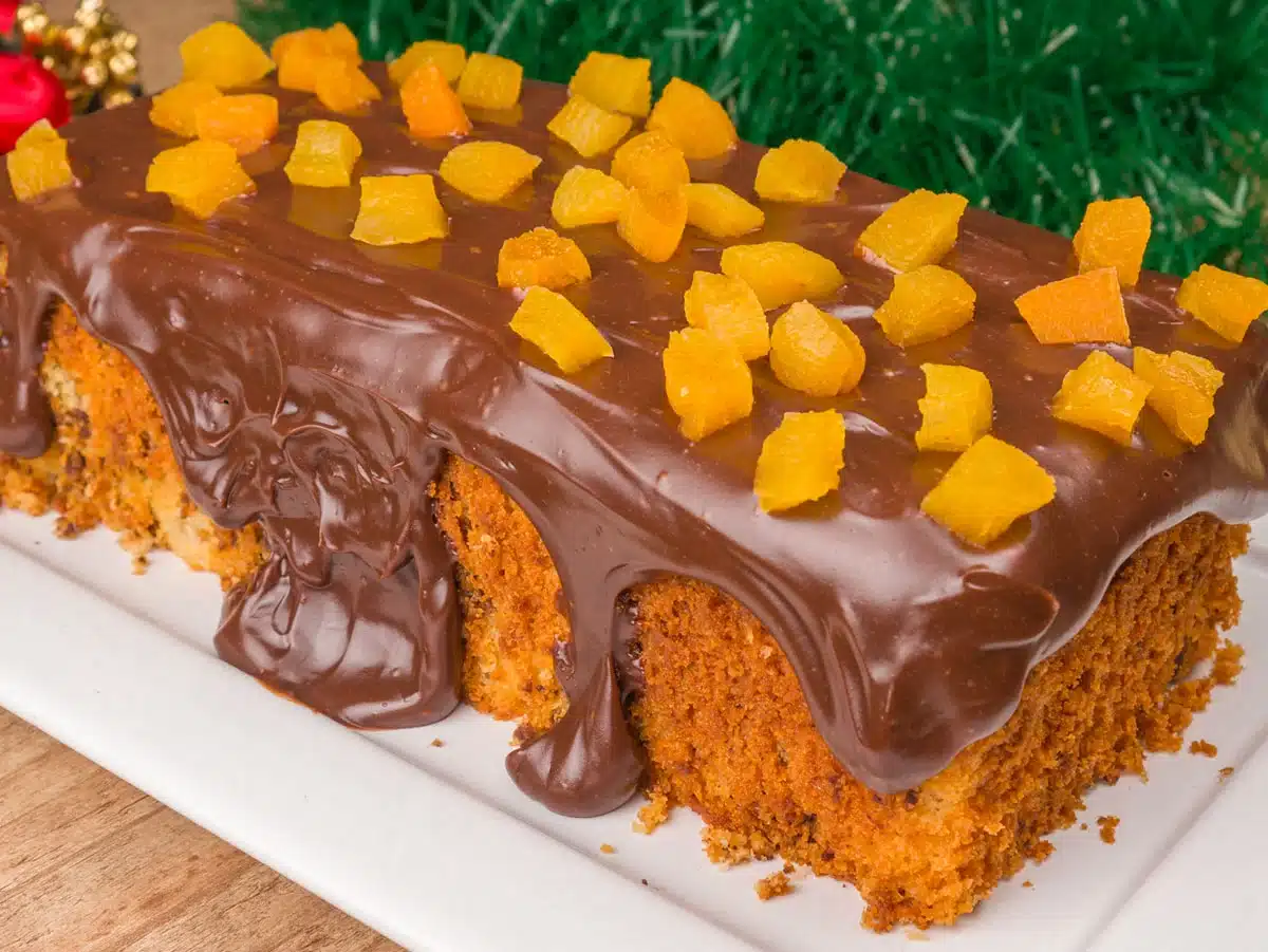 How to Make Chocolate and Apricot Christmas Cake