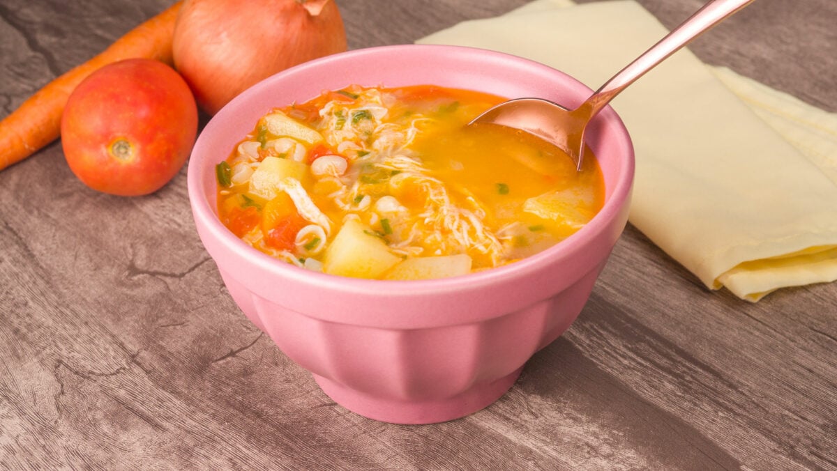 Como fazer Sopa de Macarrão com Frango e Legumes