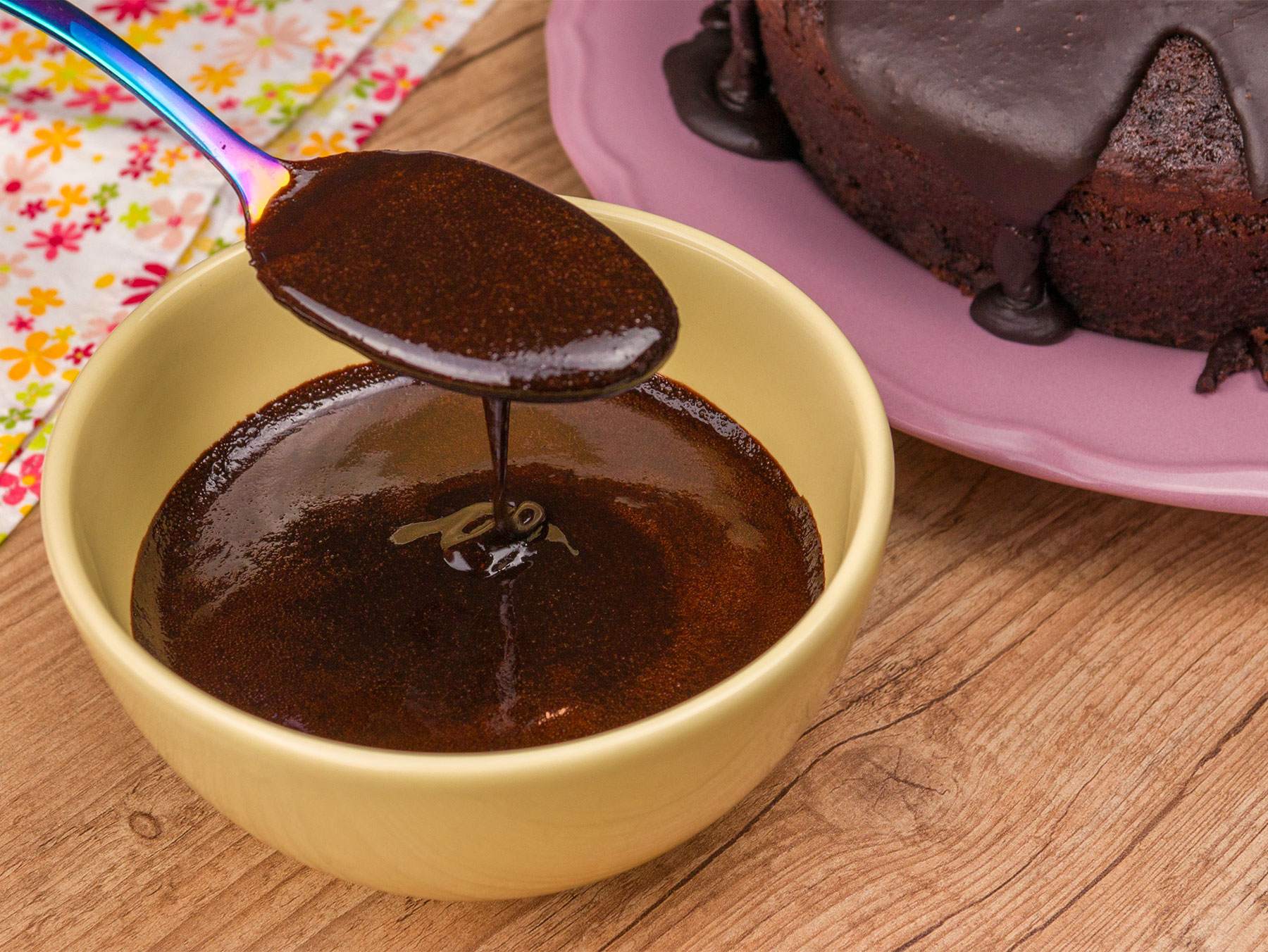 Como fazer cobertura de chocolate para bolo crocante