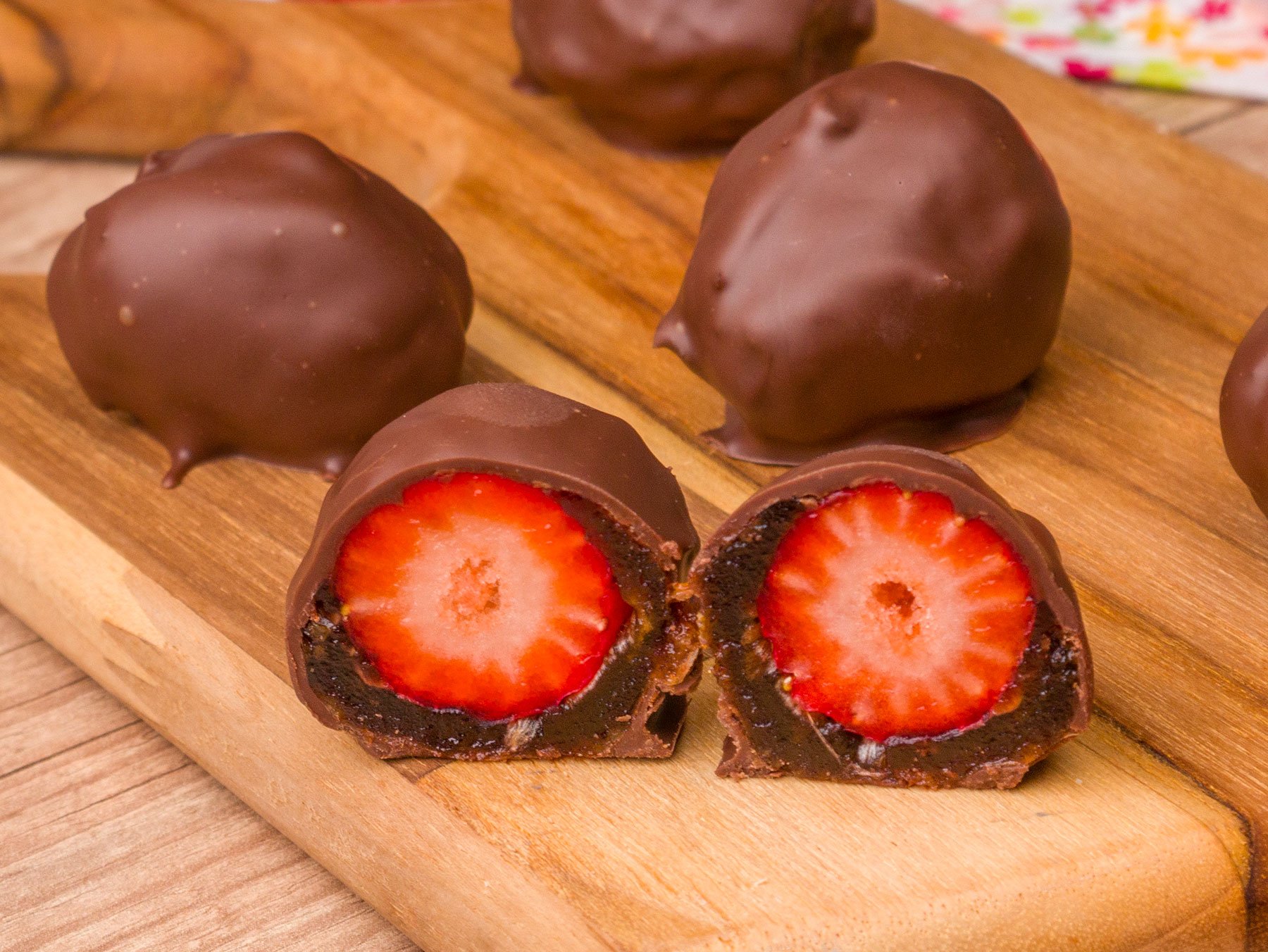 Foto da receita Como fazer Bombom de Tâmara com Morango