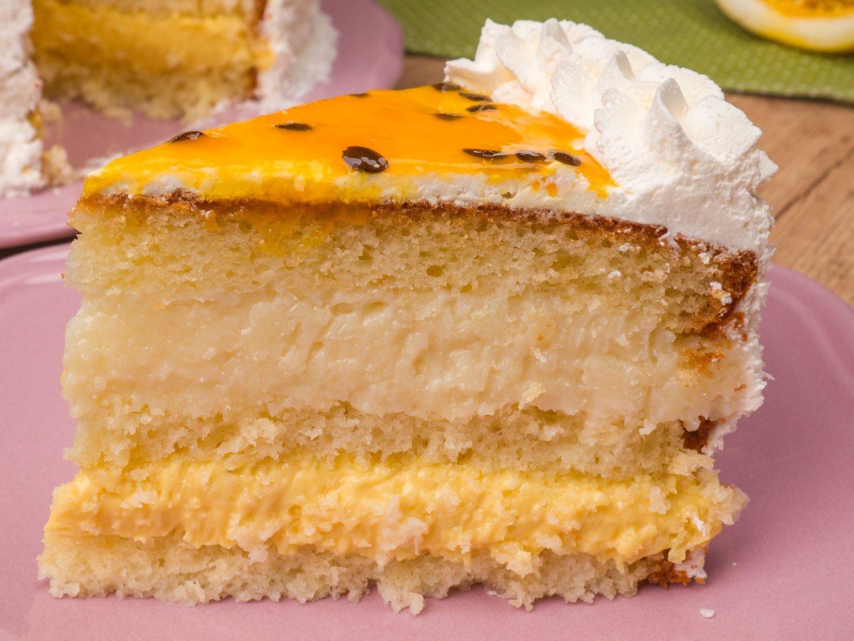 Foto da receita Como fazer Bolo de Beijinho com Maracujá