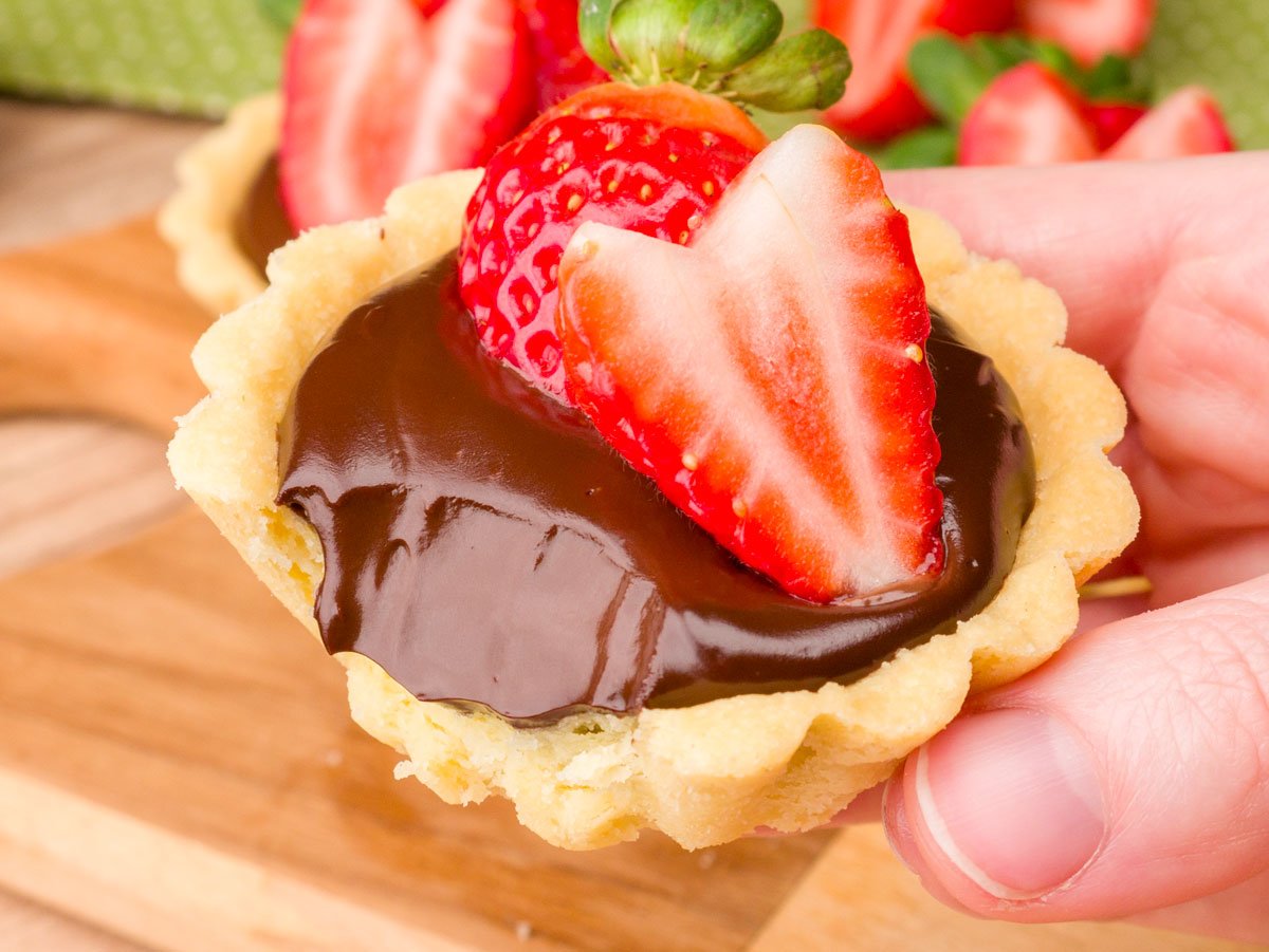 Como fazer Tortinha de Chocolate com Morangos